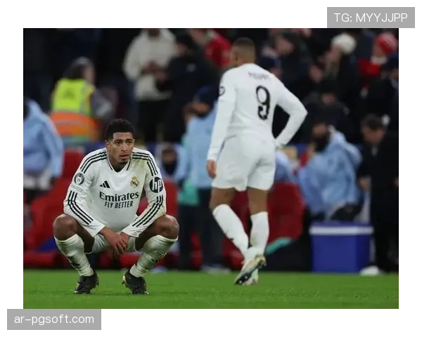 暖心一幕：对手球员协助将抽筋的皇马小将抬出场外