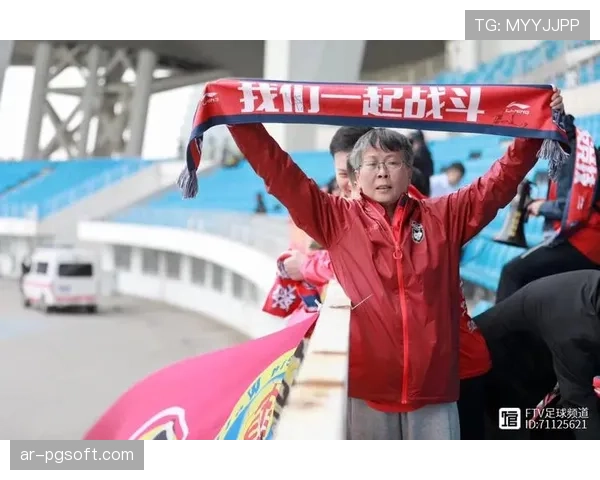 伯恩茅斯球员赛后集体前往客队看区，感谢远征球迷